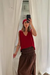 Chaleco tejido artesanalmente en hilado 70% algodón y 30% acrílico, color rojo.