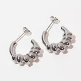 Par de aros de acero plateado con forma de medio aro grueso con diseño de espiral.
