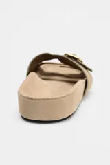 Sandalia plana color beige de serraje con doble tira delantera y hebillas.