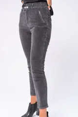 Pantalón de pana gris con tiro alto, pretina elastizada y corte ajustado.