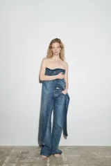 Jeans largos de tiro bajo, corte bootcut y efecto lavado.