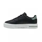 Championes Puma Cali Court negros con detalles en verde y suela blanca con plataforma.
