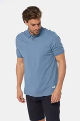 Remera polo azul de piqué liso, con cuello de rib y botones personalizados.