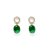 Par de aros colgantes dorados con pasante y frufru. Con detalle circular calado con strass y colgante de cristal verde esmeralda.