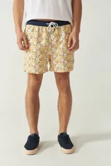 Short de baño estampado con cintura elástica ajustable con cordón, dos bolsillos laterales y uno trasero. Confeccionado en tela ligera de secado rápido y logo bordado.
