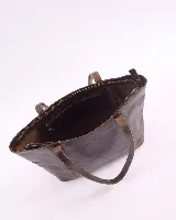 Bolso tote de cuero color suela con textura tipo cocodrilo, doble asa de hombro y cierre superior. Incluye bolsillo interior y llavero.