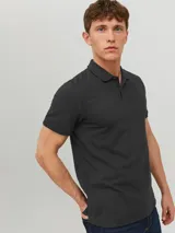 Chomba negra de piqué con cuello clásico, manga corta y calce slim fit.