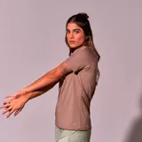 Remera deportiva marrón de poliéster, de corte holgado y mangas cortas.
