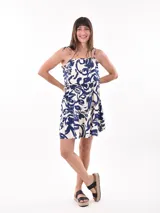 Vestido corto con estampado abstracto en tonos azul y blanco, con breteles finos y falda con volados.