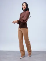 Buzo de tejido lurex verde con mangas amplias de gasa plisada, diseñado por Absolutely Famous.