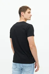 Remera blanca de manga corta con cuello en V, corte regular y logo bordado.