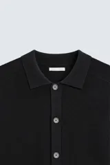 Cárdigan negro de lana y algodón, corte regular fit, con cuello solapa, manga larga, terminaciones en rib y cierre frontal con botones.