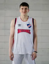 Musculosa de básquet blanca con detalles en azul y rojo, con el escudo del Club Nacional de Football y el logo de Umbro.