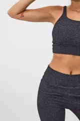 Calza deportiva larga color verde militar, de tiro alto y largo hasta el tobillo.