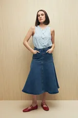 Falda midi de denim azul con corte evasé, cintura alta y bolsillos laterales.