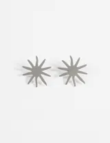 Par de caravanas plateadas de acero quirúrgico hipoalergénico con forma de estrella irregular.
