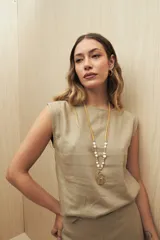 Top color beige de lino, sin mangas y corte recto.