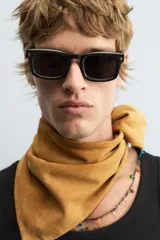 Musculosa blanca de algodón con cuello redondo y sisas amplias, corte ajustado.