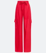 Conjunto de top corto con escote en V y mangas abullonadas, y pantalón palazzo con bolsillos cargo y lazo en la cintura, ambos en color rojo.