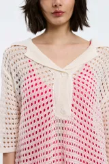 Vestido tejido calado negro con cuello camisero y manga corta.