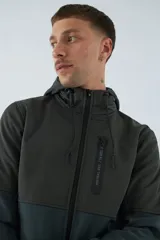 Campera negra con capucha ajustable, mangas largas y fit regular. Tiene logo estampado y en grifa de plástico, y un bolsillo en el pecho.