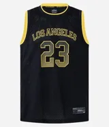 Musculosa deportiva de baloncesto negra con detalles en amarillo, confeccionada en tejido texturizado con tecnología dry fit. Presenta estampado frontal con la inscripción "Los Angeles" y el número 23.