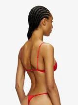 Taparrabos de encaje negro con diseño de estampado animal o abstracto sutil. Presenta tiras laterales finas y un pequeño detalle central.