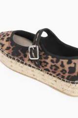 Ballerinas con estampado animal print, suela de yute y tira sobre el empeine.
