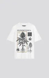 Remera blanca de algodón con cuello redondo y calce oversize. Estampa frontal con diseño de planta de cannabis, texto "Neurobotánica" y patrón geométrico.