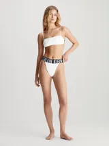 Colaless blanco de tiro alto Calvin Klein, con cintura elástica negra con el logo de la marca en blanco. Confeccionado en microfibra suave y transpirable.