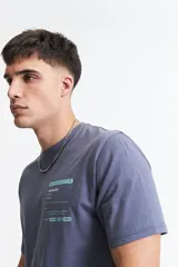 Remera color durazno de manga corta con cuello redondo y estampado frontal con texto en recuadro.