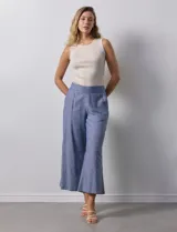 Pantalón crop de lino color azul con pretina trasera elastizada y bolsillos delanteros.