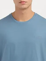 Remera celeste de algodón con cuello redondo y mangas cortas. Logo de la marca bordado en el pecho.