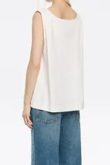 Musculosa blanca de punto roma con escote cuadrado, manga sisa y logo Chimo.