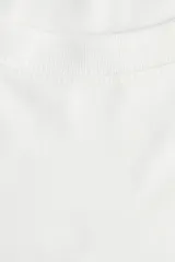 Remera blanca de algodón con estampado rojo de la frase "Los Angeles California U.S.A.", corte oversized, cuello redondo y mangas cortas.