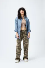 Top blanco de algodón con mezcla de poliéster y elastano, con escote en V delantero y trasero.