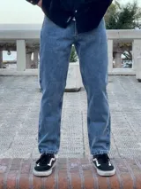 Pantalón de jean celeste, de corte recto.