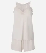 Conjunto de pijama short doll color crema, compuesto por un top de breteles finos con escote en V y detalles de encaje, y un short con cintura elástica y detalles de encaje en los laterales.