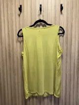 Musculosa color verde lima con escote en V y corte recto.