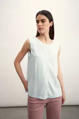 Blusa color crema sin mangas, de lino, con cuello redondo y corte recto.