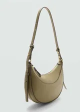 Bolso tipo hobo color verde oliva, con asa corta y correa ajustable. Cierre superior con cremallera y forro interior.