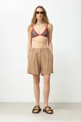 Top de bikini marrón con vivos rojos en contraste, corte triangular y tirantes finos.