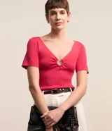 Blusa fucsia de viscosa con escote en V y aro metálico.