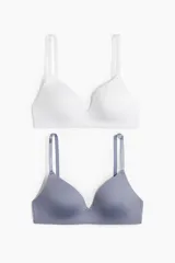 Pack de dos soutiens suaves de microfibra, uno blanco y otro gris azulado, con copas acolchadas que moldean y proporcionan buena sujeción. Tienen breteles ajustables y cierre de corchetes en la espalda.