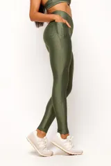 Calza deportiva negra de tiro alto, confeccionada en tejido suave y absorbente.