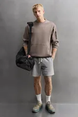Zapatillas deportivas color beige con suela celeste, para uso diario y carreras ligeras. Parte superior de tejido de punto transpirable, puntera y talón recubiertos de material Shield Protect Max, ajuste con cordones, tirador trasero, plantilla OrthoLite
 y entresuela con tecnología Spume Foam V2.