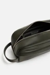 Neceser color verde militar, de forma rectangular con cierre superior de cremallera y asa lateral.
