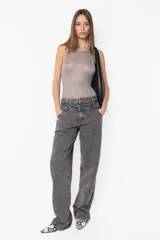 Body color gris con lurex, de tejido de punto, escote cerrado al frente y espalda cruzada semi descubierta.