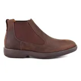 Bota casual de cuero marrón con elásticos laterales y suela de goma.