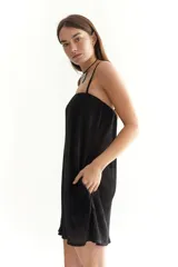 Vestido recto sin mangas, con breteles finos y diseño plisado, que permite movimiento fluido.